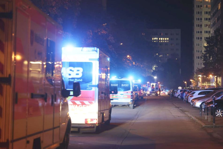 Feuerwehr und Rettungsdienst waren mit zahlreichen Fahrzeugen vor Ort.