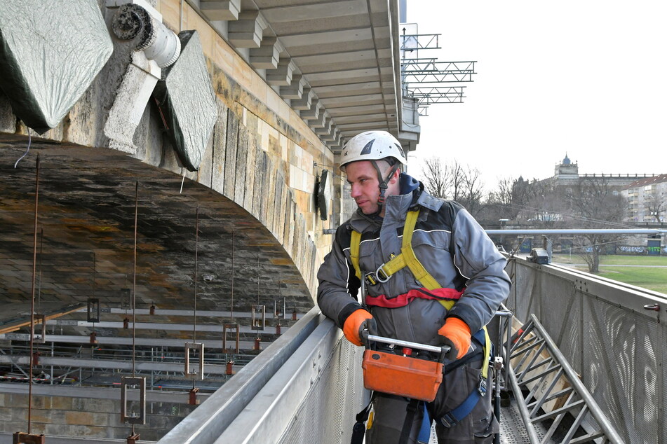 Hängegerüst an der Albertbrücke montiert: Vorarbeiter Patrick Benndorf blickt auf die einzigartige Tragekonstruktion.