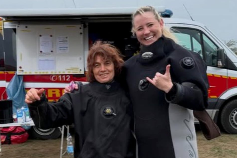 Dr. Jenna Wallace (r.) posiert zusammen mit Tierärztin Janine Bahr-van Gemmert für die Kamera.