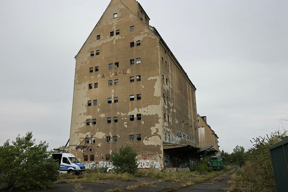 In einem verlassenen Speichergebäude am Lindenauer Hafen wurde am 27. Juli eine Männerleiche gefunden.