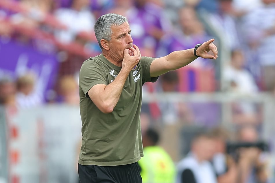 Anpfiff oder Abpfiff? Am Samstag gegen 1860 München muss FCE-Trainer Jens Härtel mit seinen Jungs zwingend liefern.