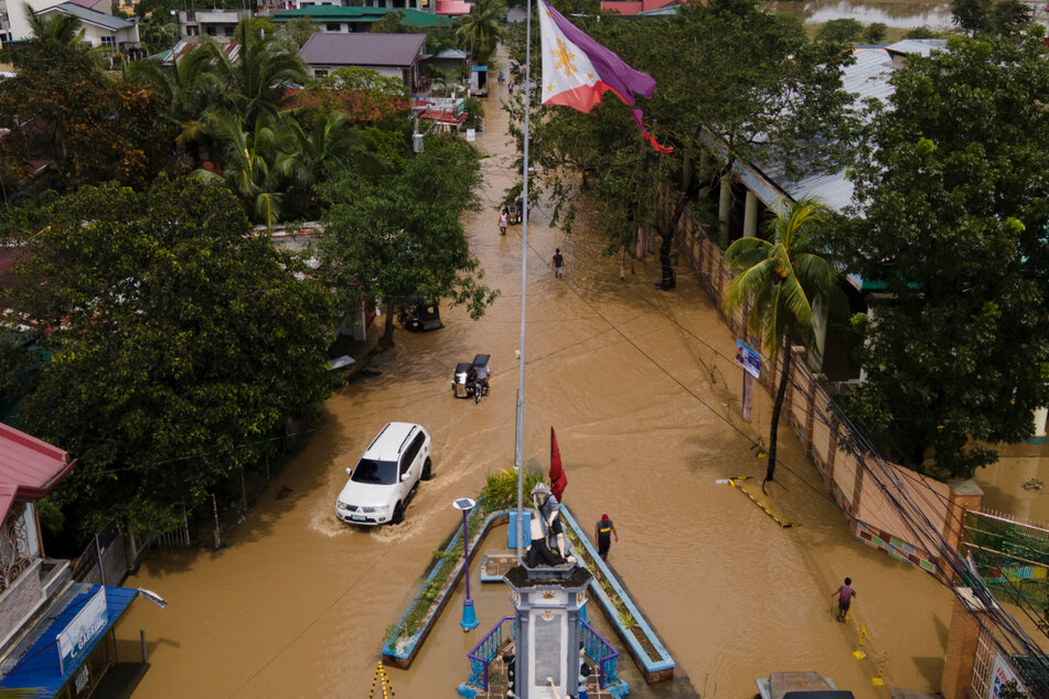 Straßen sind in den betroffenen Gebieten überschwemmt.