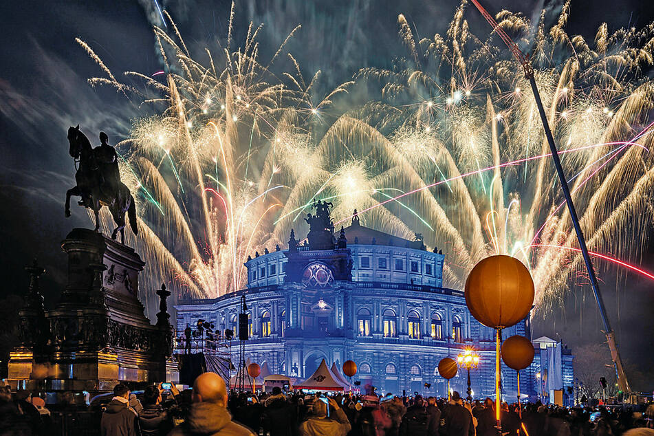 Feuerwerk beim SempernOpernball 2020 mit ausverkauftem Haus