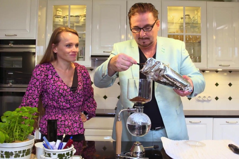 Uwe Herrmann und Ex-Freundin Winnie Hummitzsch testen den Vakuumkaffeebereiter, sind aber weniger zufrieden.