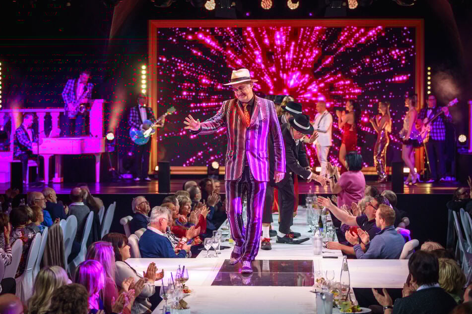 Die Silvestershows MAFIA MIA! und MOMENTS 3 bieten eine Mischung aus Liveband, Comedy, Artistik, Vier-Gänge-Menü und einer tollen Party.