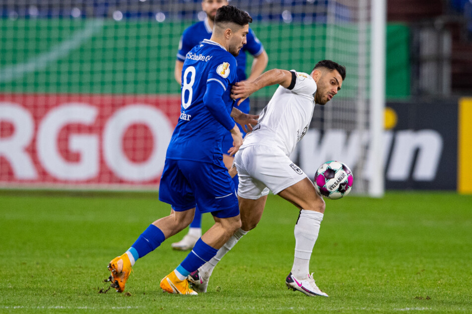 Schalkes Suat Serdar (l.) und Ulms Burak Coban kämpfen um den Ball.