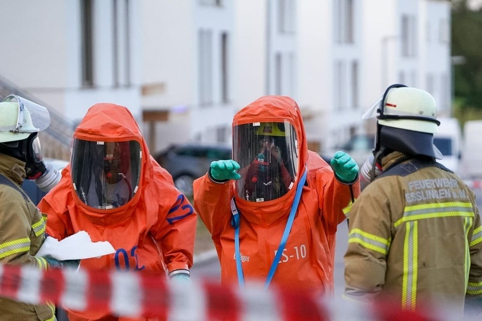 Einige Feuerwehrleute trugen am Montag spezielle Schutzkleidung.