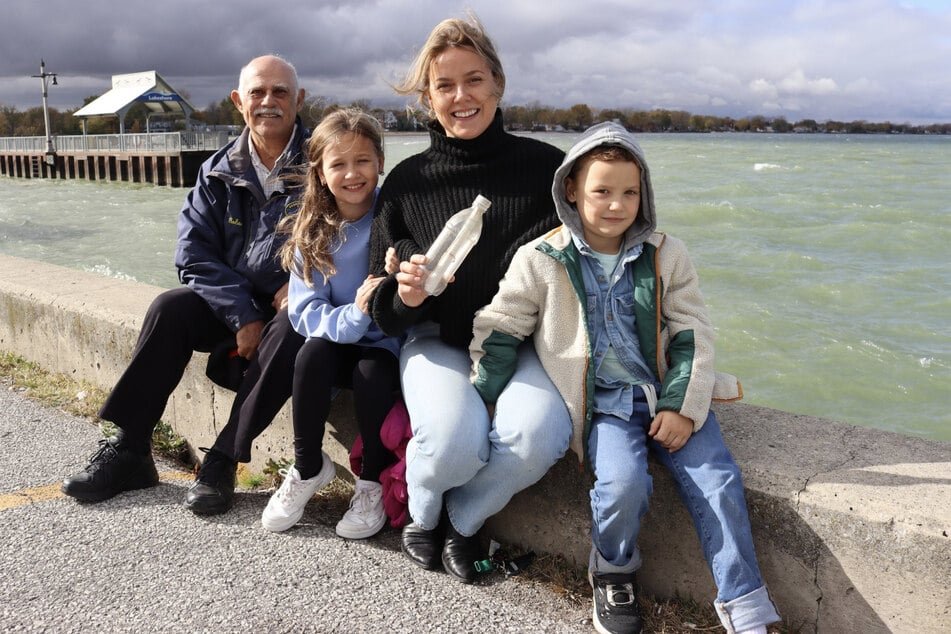 Mackenzie Van Eyk (zweite von r.) mit ihren beiden Kindern und dem pensionierten Lehrer Roland St. Pierre (l.).