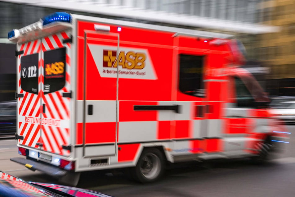 Berlin: Beim Wenden gerammt und in Gegenverkehr geschoben: 62-Jährige lebensgefährlich verletzt