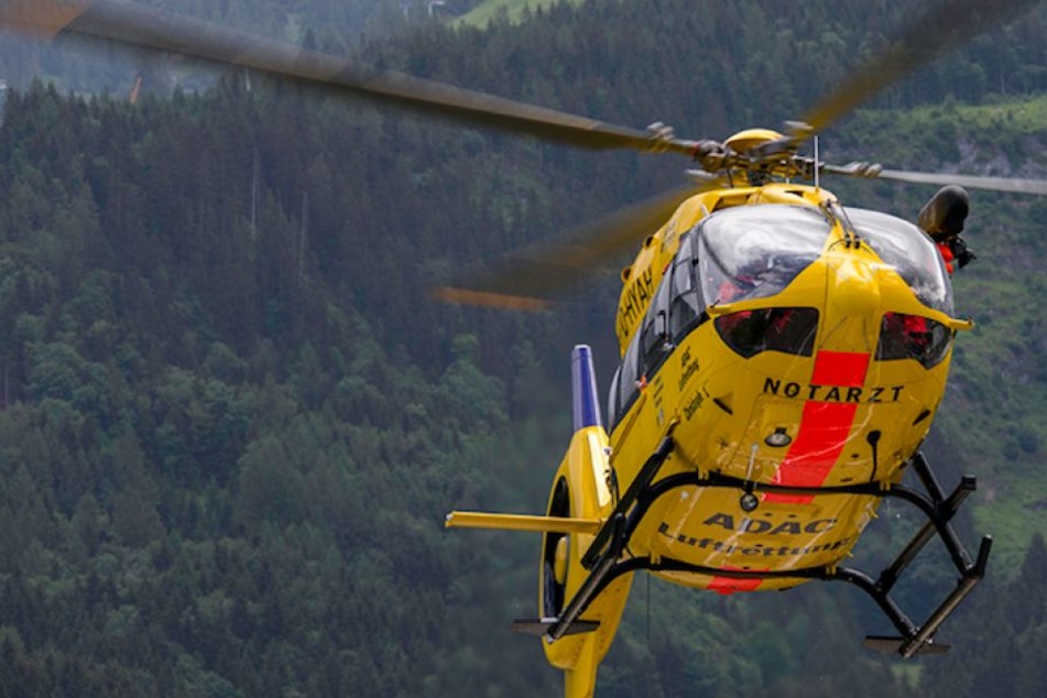 Der Rettungshubschrauber brachte die 18-Jährige ins Krankenhaus. (Symbolbild)