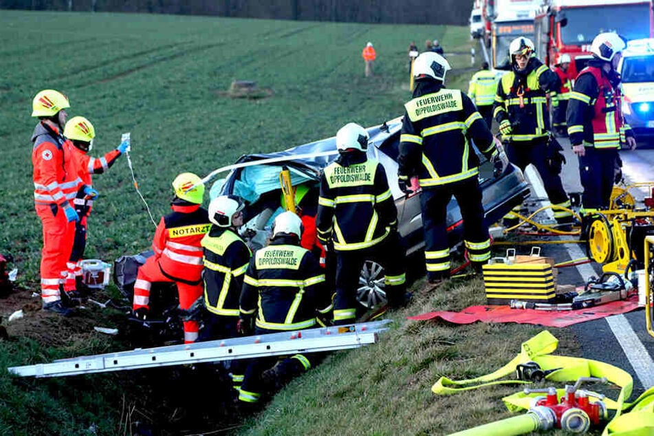 Rettungskräfte mussten die Frau aus ihrem Auto befreien.