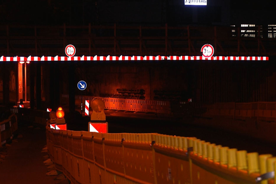Hinweisschilder zeigen die maximale Durchfahrtshöhe von 3,50 Meter an. Der Lkw soll aber 3,85 Meter hoch gewesen sein.