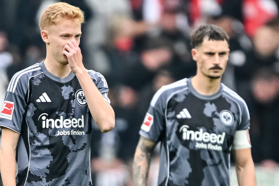 Auch Eintracht-Kapitän Robin Koch (29, r.) leistete sich beim 0:1 in Freiburg wieder einmal einen groben Schnitzer.