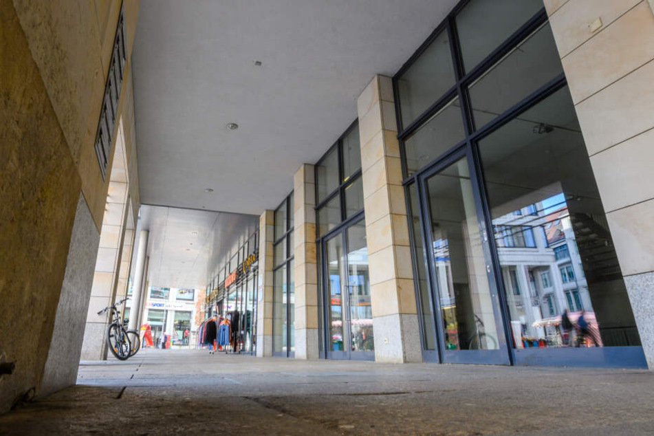 Ebenfalls seit einiger Zeit dicht ist "Sport Ehnert" am Markt. Dazu kommt die baldige Schließung der Modekette Xquisit (2 500 Quadratmeter) in der Straße der Nationen/Rathausstraße.