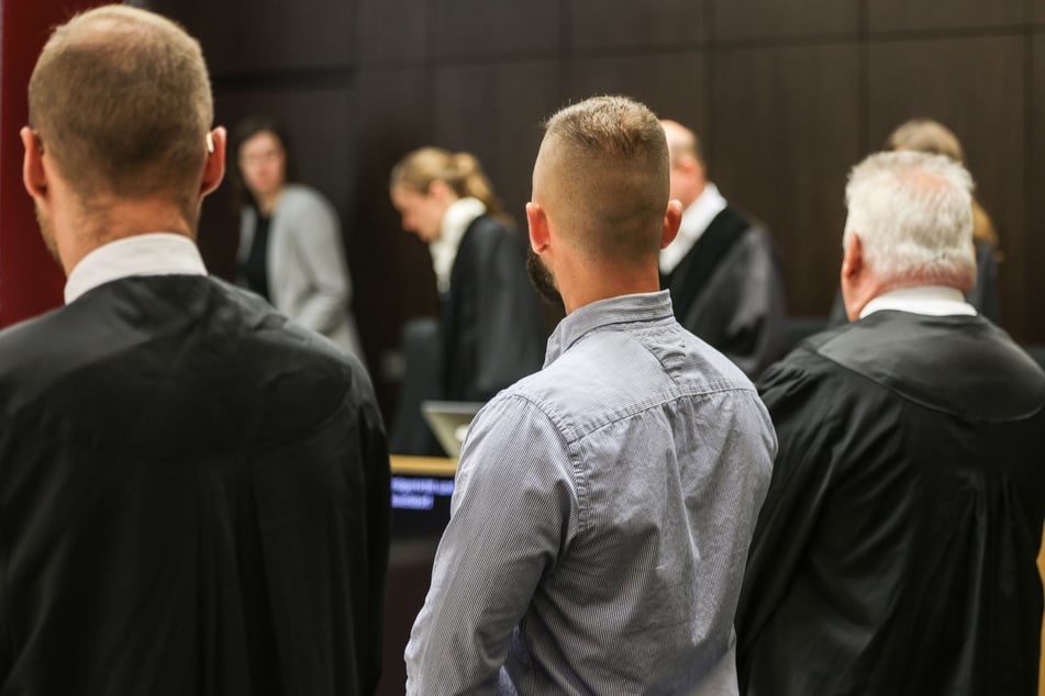 Der junge Polizist (27, Mitte) muss sich aktuell vor dem Landgericht Düsseldorf wegen des Verdachts der gefährlichen Körperverletzung im Amt verantworten.