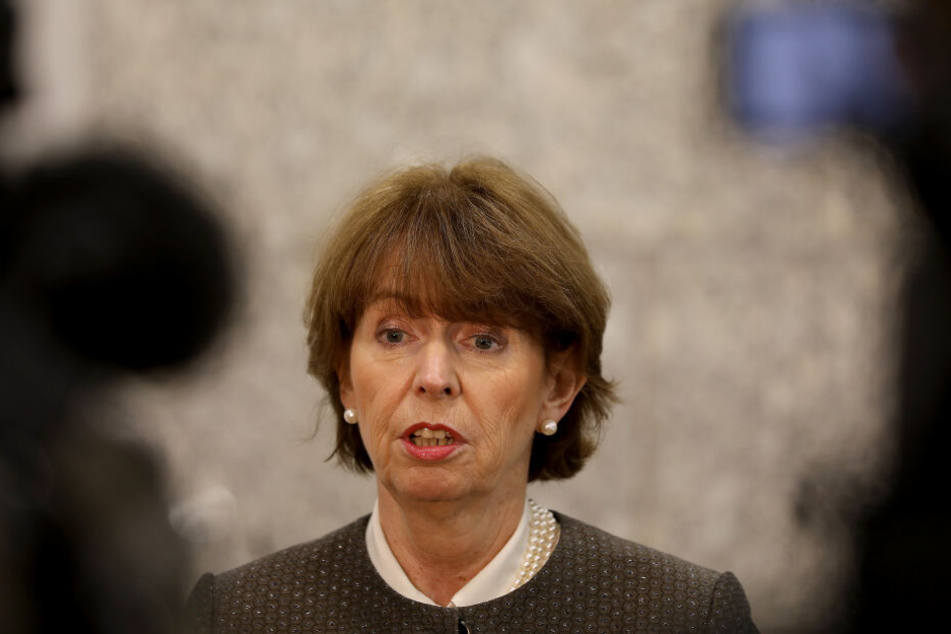 Henriette Reker, Oberbürgermeisterin von Köln, kommt zu einem Pressestatement.