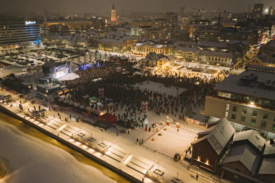 Zahlreiche Besucher trotzten der Kälte bei der Eröffnungsfeier - auch der Chemnitzer OB Sven Schulze (54, SPD).