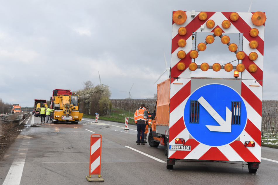 Nach einem Unfall mit zwei Lastern ist es am Dienstagmorgen zu Sperrungen auf der A14 in Richtung Magdeburg gekommen.