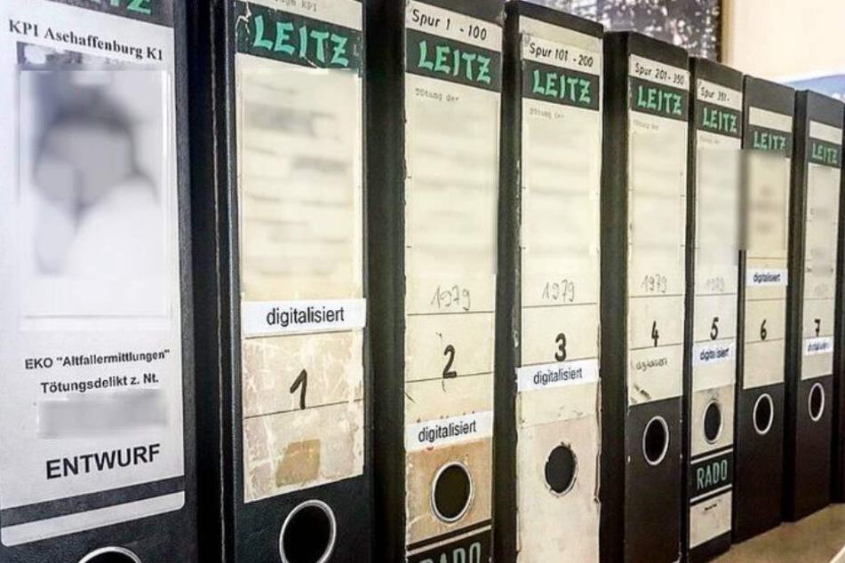 Das Foto zeigt links den Ordner "Altfallermittlungen" in welchem die Akten zu der toten Schülern über Jahrzehnte lagen.