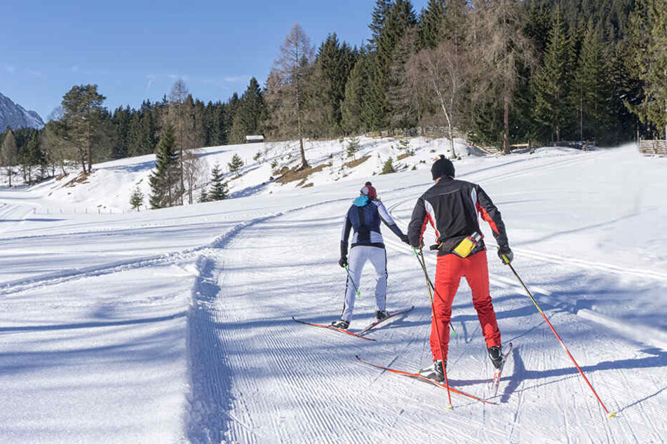 Für einen Wintersportler in Österreich endete sein Skiausflug blutig. (Symbolbild)