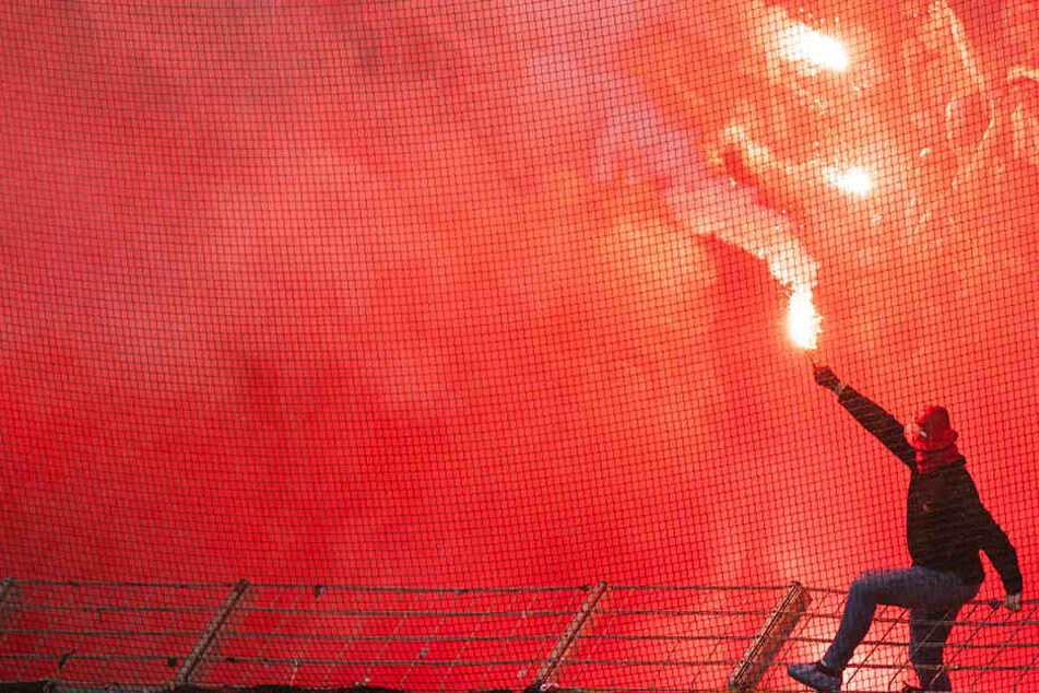 Arminia Bielefeld wurde wegen "unsportlichem Verhalten" der Anhänger, die Pyrotechnik zündeten, zu einer hohen Geldstrafe verurteilt. (Symbolbild)