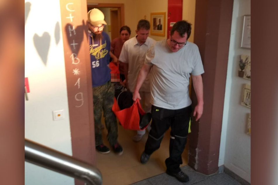 Sechs Menschen mussten in ihre Zimmer gebracht werden.