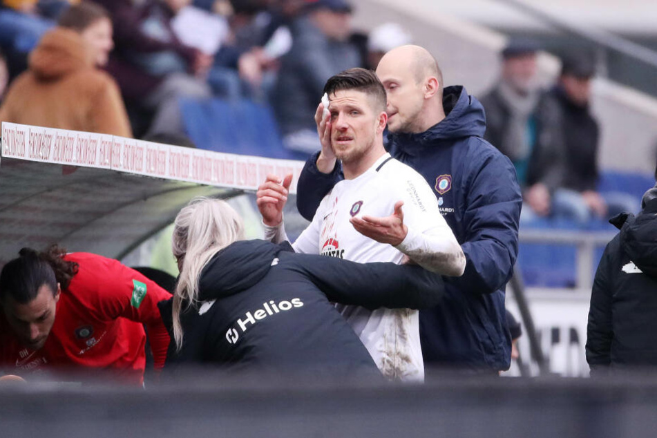 Aue-Kicker Dennis Kempe muss verletzt vom Platz.