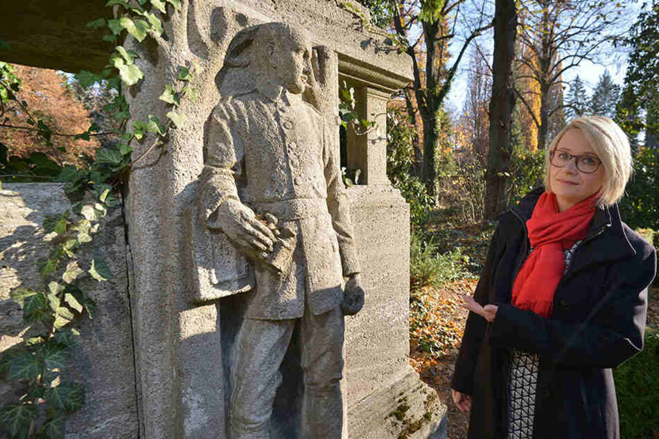 Im 1. Weltkrieg gefallen: Friedhofs-Führerin Mandy Kreutziger (45) vor der Gedenkstätte eines Chemnitzer Fabrikanten-Sohnes.