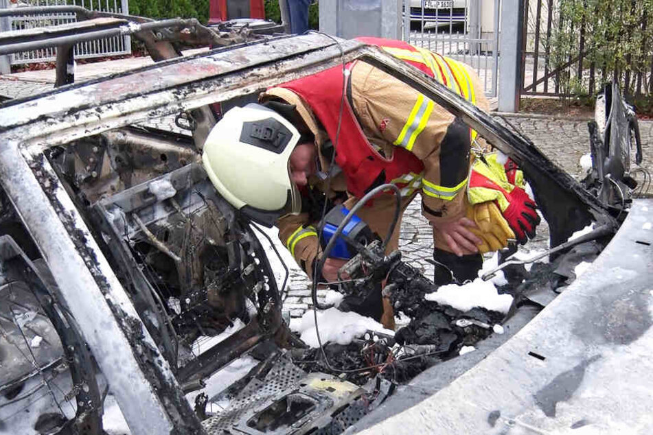 Ein Feuerwehrmann kontrolliert die Temperatur des Brandfahrzeugs.