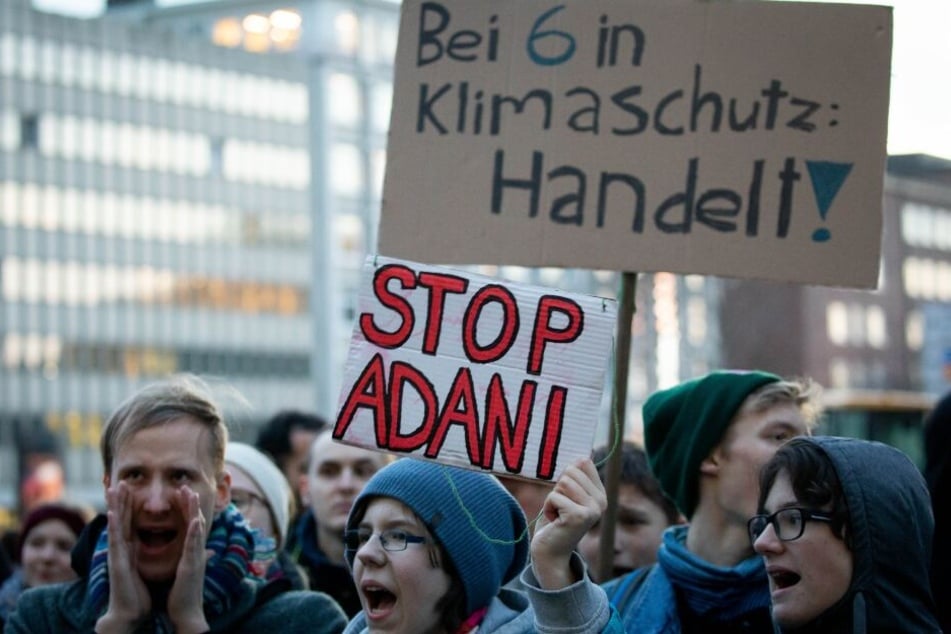 Klimaaktivisten demonstrieren vor der Hamburger Siemens-Niederlassung.