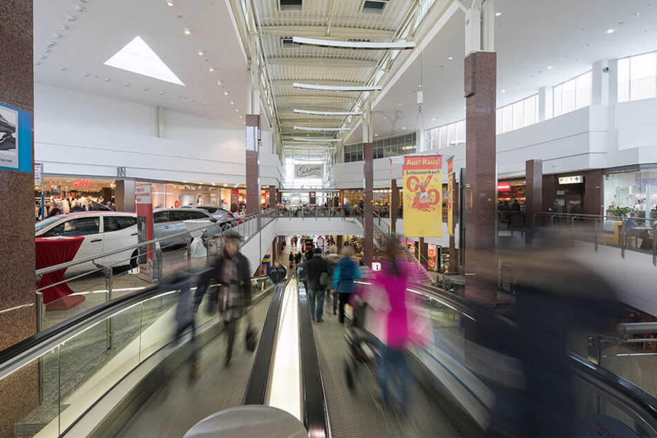Trubel im Kaufpark in Nickern: Im Eifer des Shopping-Gefechts lässt mancher Kunde selbst Wertvolles liegen.