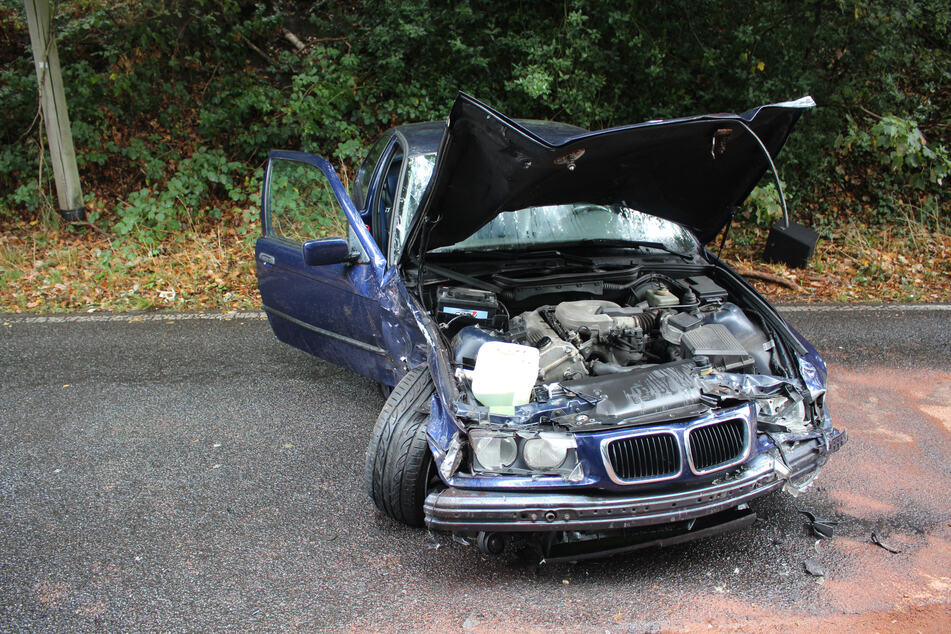 Ein 20-jähriger BMW-Fahrer hat am Samstag die Kontrolle über sein Auto verloren und einen schweren Unfall verursacht.