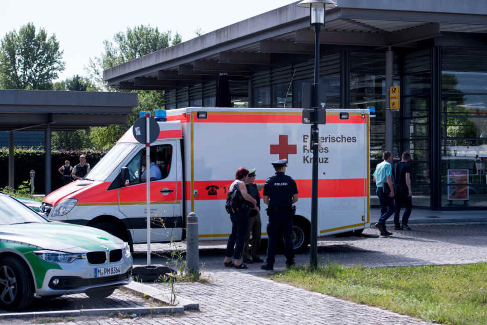 Polizei und Rettungskräfte sicherten nach der Tat den Bahnhof in Unterföhring ab. (Archivbild)