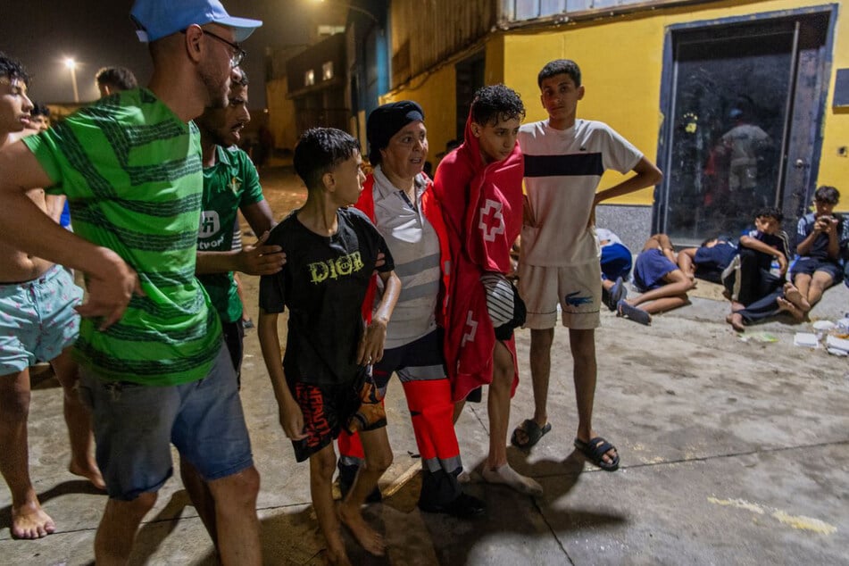 Die Aufnahmekapazitäten von Ceuta für unbegleitete minderjährige Migranten sind völlig überlastet. Die Regierung in Madrid will sie so bald wie möglich auf andere Landesteile verteilen.