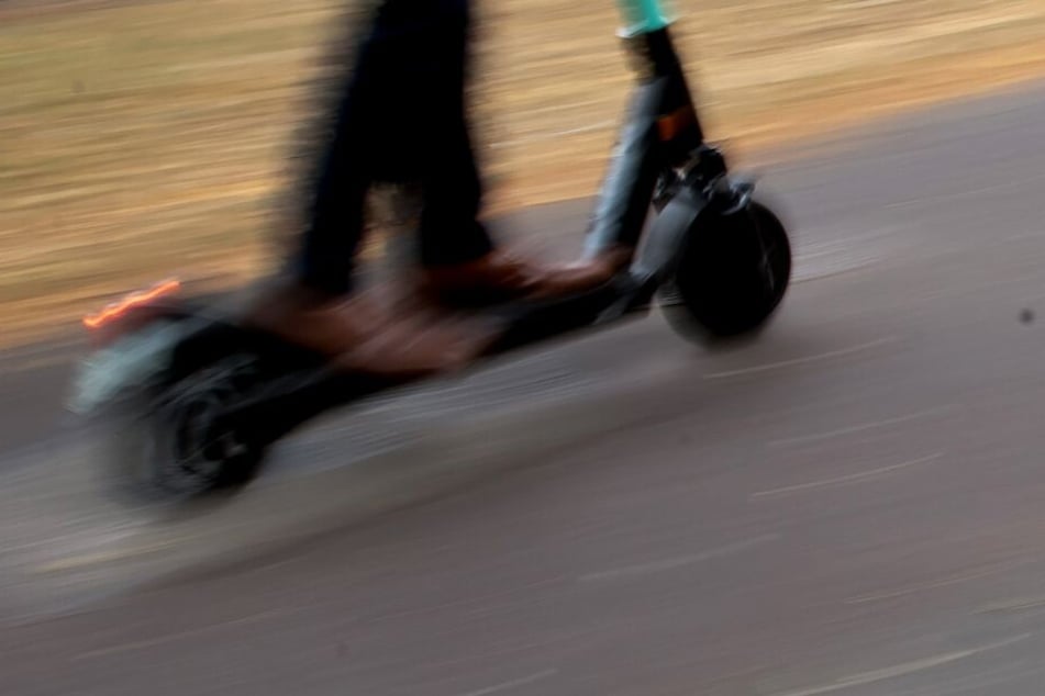 Der 23-Jährige fuhr mit einem Leih-E-Scooter auf dem Standstreifen der Autobahn (Symbolbild).