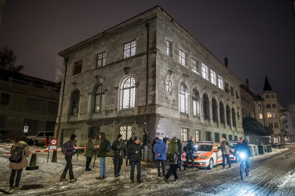 Journalisten warten vor dem Gerichtsgebäude in Sion im Kanton Wallis.