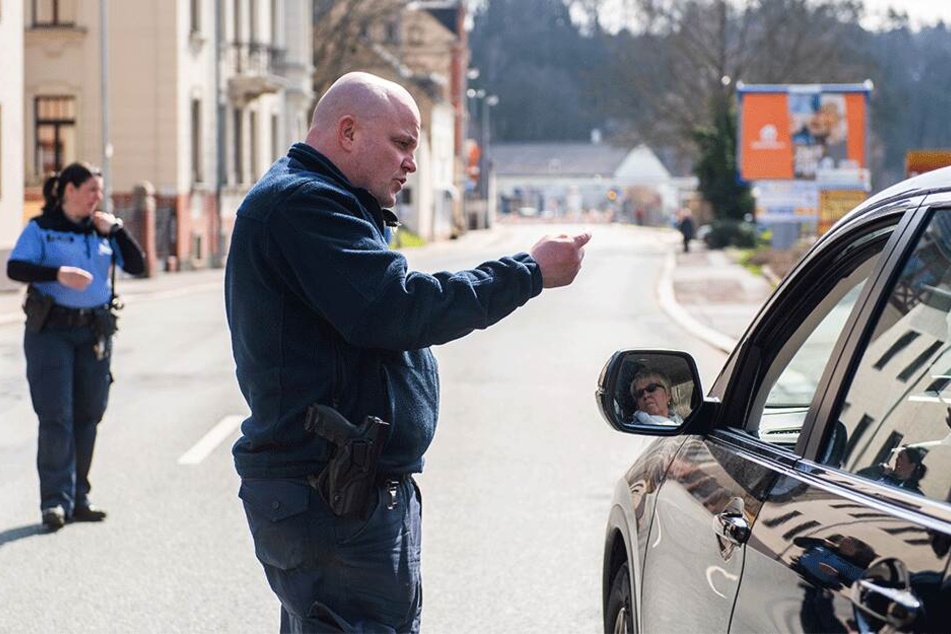 Hier kommt bis Ende August keiner mehr durch: Polizisten erklärten den Autofahrern die Vollsperrung in Harthau.
