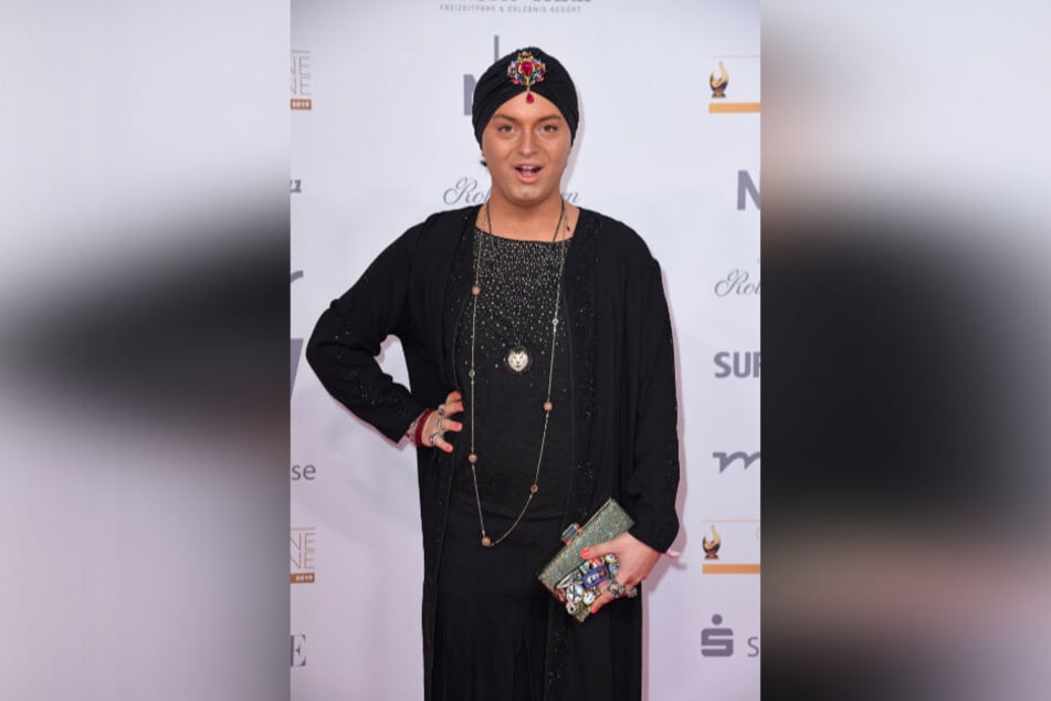 Designer, Entertainer und jetzt auch Sänger: Julian F.M. Stöckel (32) hat sich für die Neuauflage von "Wodka für die Königin" Schauspiellegende Herbert Köfer (98) ins Video geholt.