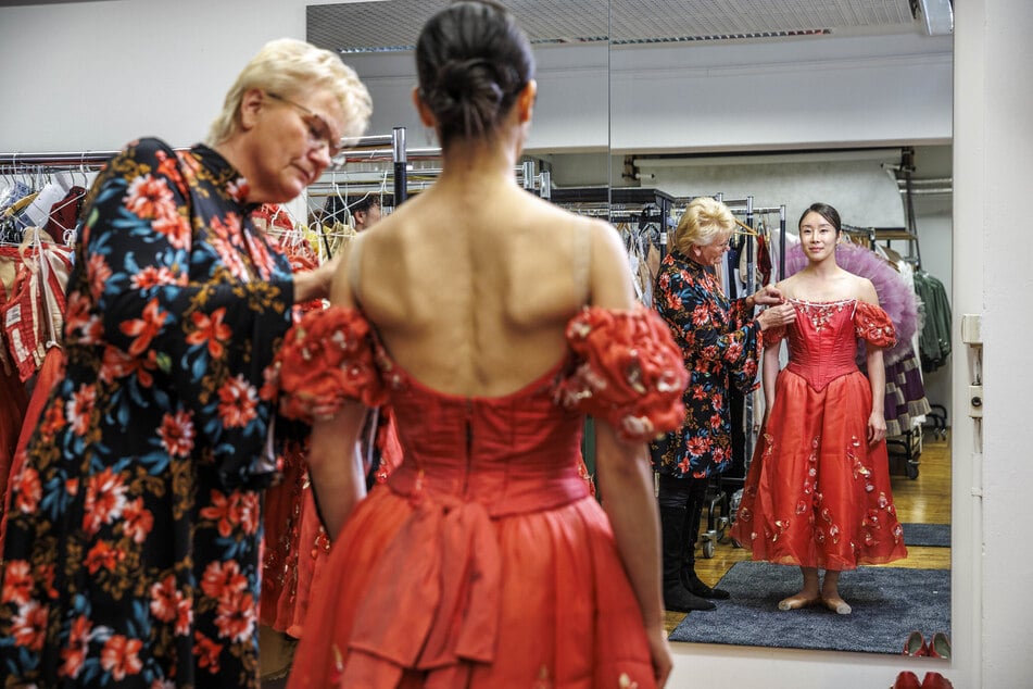 Kostümassistentin Anke Parma-Hille (61, l.) steckt die Änderungen am Kleid von Solistin Hyo-Jung Kang fest.