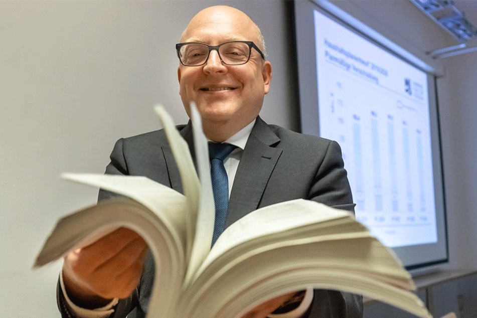 1345 Seiten dick und 1,8 Milliarden Euro schwer: Kämmerer Sven Schulze (45, SPD) präsentiert den Stadträten Donnerstag den Doppelhaushalt 2019/2020.