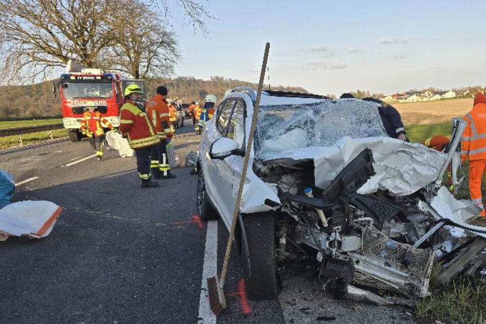 Heftiger Zusammenstoß mit Lkw: 37-Jähriger stirbt noch am Unfallort