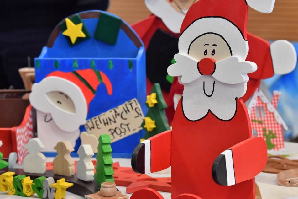 Beim traditionellen Weihnachtsbasar der Thüringer Haftanstalten werden weihnachtliche Dekorationen aus der Jugendstrafanstalt Arnstadt verkauft.