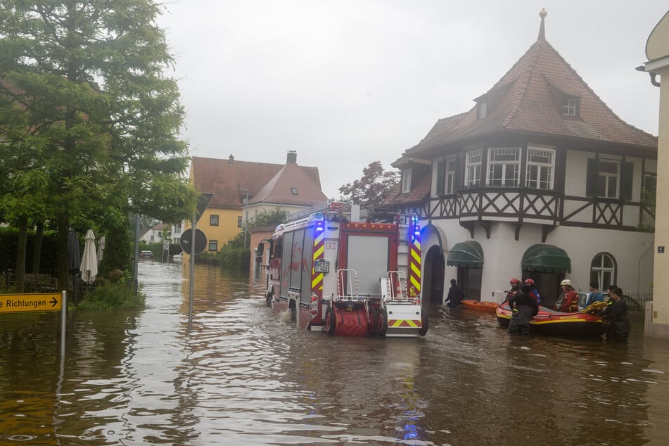 Die Feuerwehr erreichte Bewohner in Wertingen mit einem Schlauchboot.