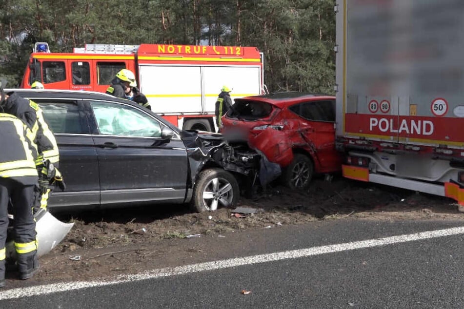 Zwei Fahrzeuginsassen wurden schwer verletzt.