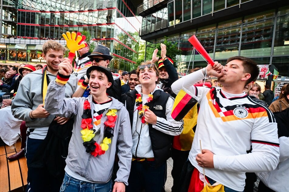 Fußballfans in Köln können die späten Deutschland-Spiele nun doch gemeinsam in Biergärten und Außengastronomien verfolgen. (Symbolbild)