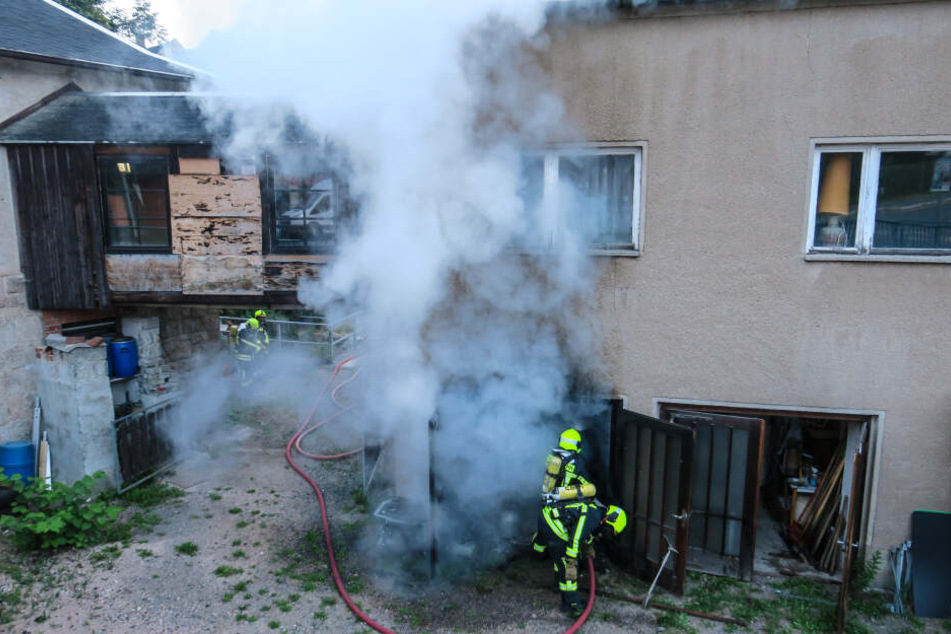 Dicke Rauchwolken ziehen aus der Garage. Hier war Trödel in Brand geraten.