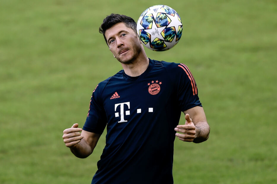 Robert Lewandowski köpft den Ball im Mannschaftstraining vor dem Champions-League-Spiel.