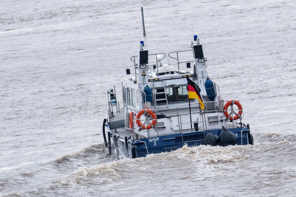 Die Wasserschutzpolizei wurde nach dem Fund der Leiche alarmiert. (Symbolfoto)