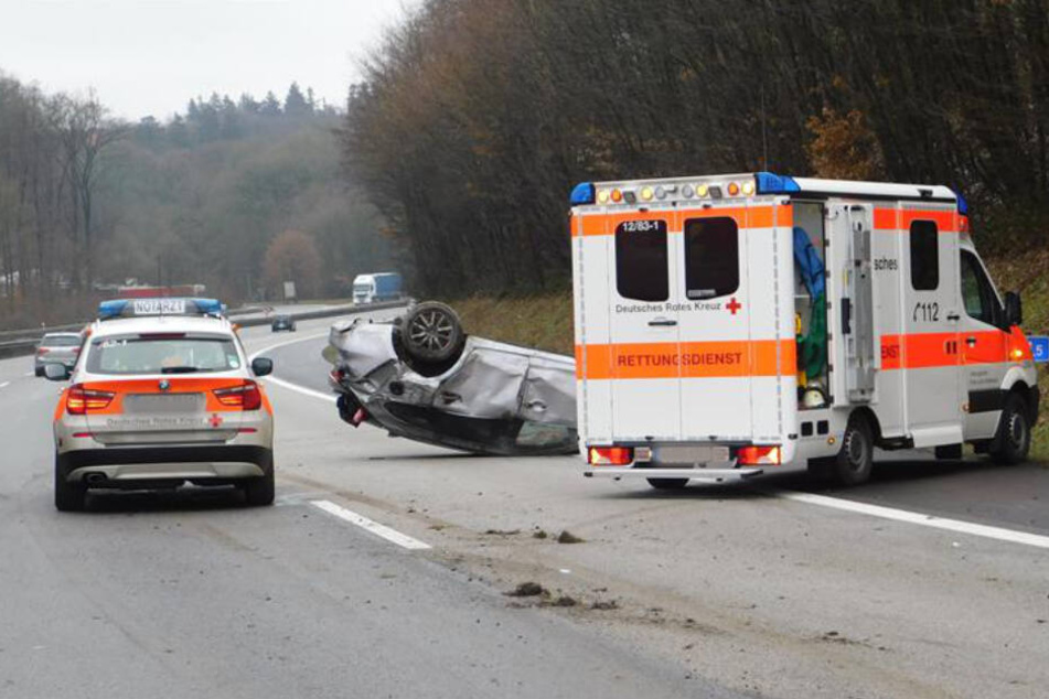 Die eingetroffenen Einsatzkräfte ließen einen Rettungshuschrauber für den verletzten kommen.