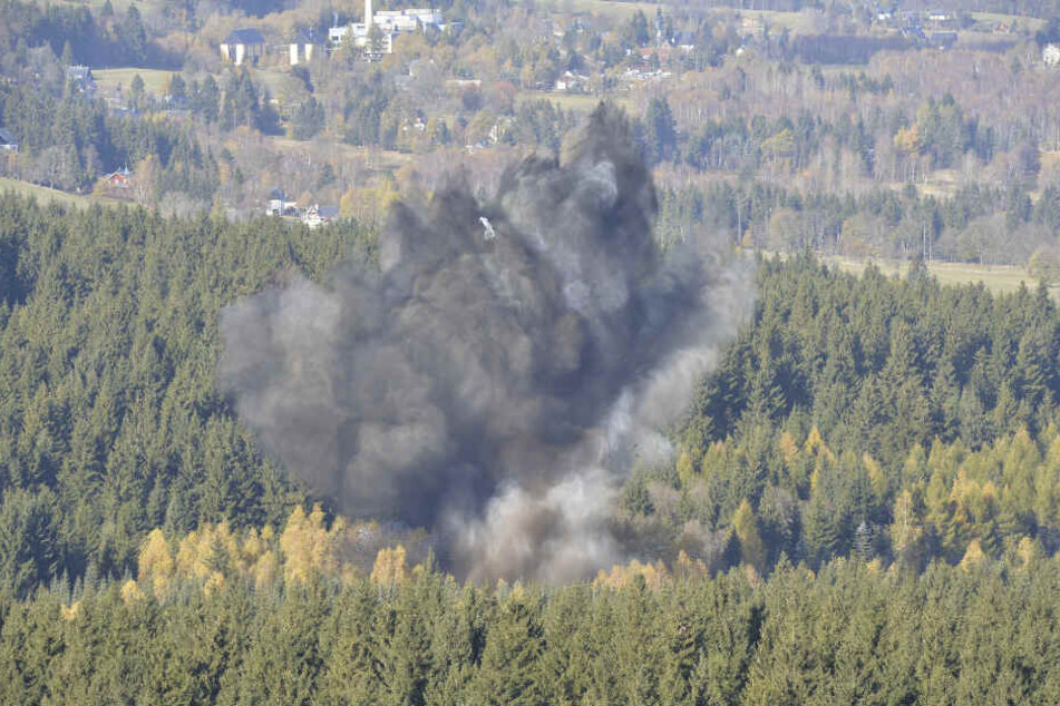 Mit einer heftigen Explosion machte der Kampfmittelbeseitigungsdienst die Granaten am Kahleberg unschädlich.